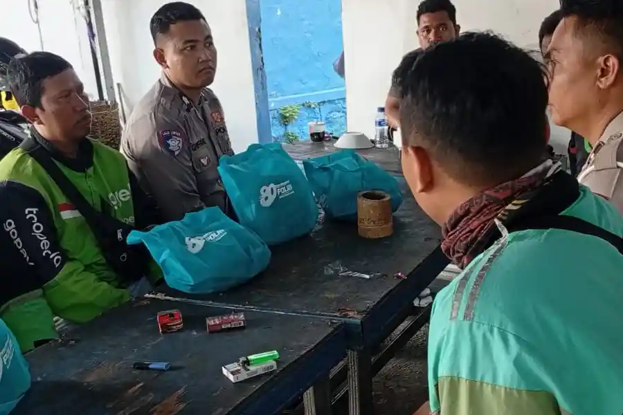 Sambut Hari Bhayangkara ke-80, Polres Jember Salurkan 100 Paket Sembako untuk Pengemudi Ojol Polres Jember membagikan 100 paket sembako kepada pengemudi ojek online sebagai bagian dari peringatan Hari Bhayangkara ke-80.