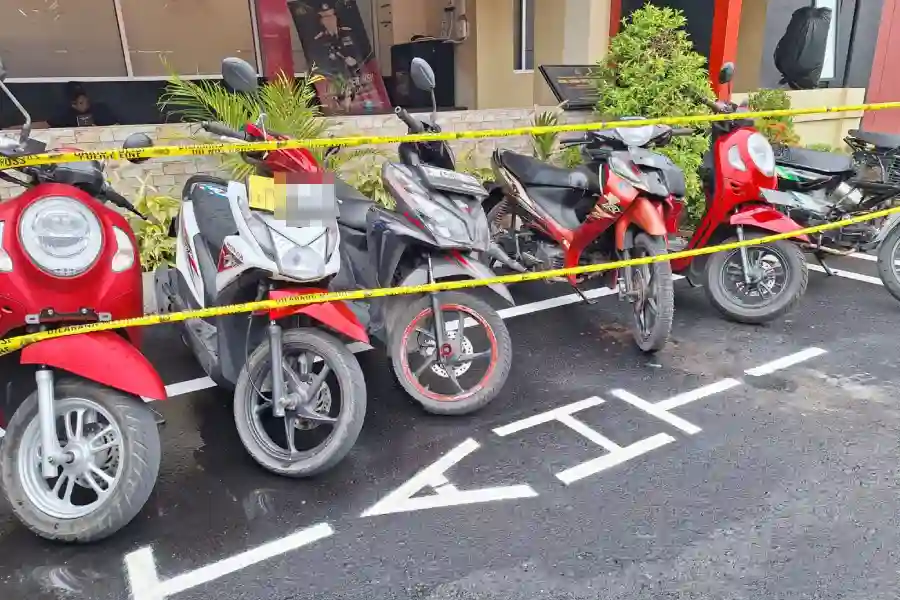 Residivis Curanmor di Jember Ditangkap, Polisi Ungkap Aksi Pencurian Motor di 18 Lokasi Berbeda Barang bukti yang berhasil diamankan Polres Jember usai menangkap residivis curanmor yang diduga beraksi di 18 TKP